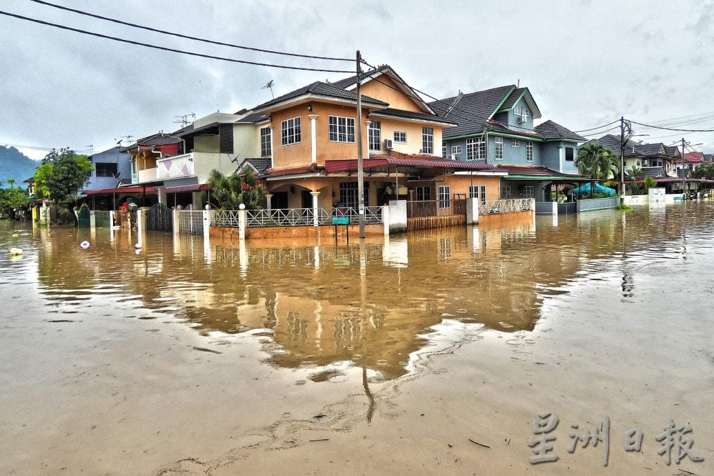 怡保红鹰园水灾 水位高至车镜居民涉水疏散