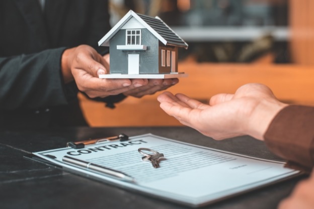 房产经纪擅自乱下订再索赔 女子怒斥：简直诈骗！