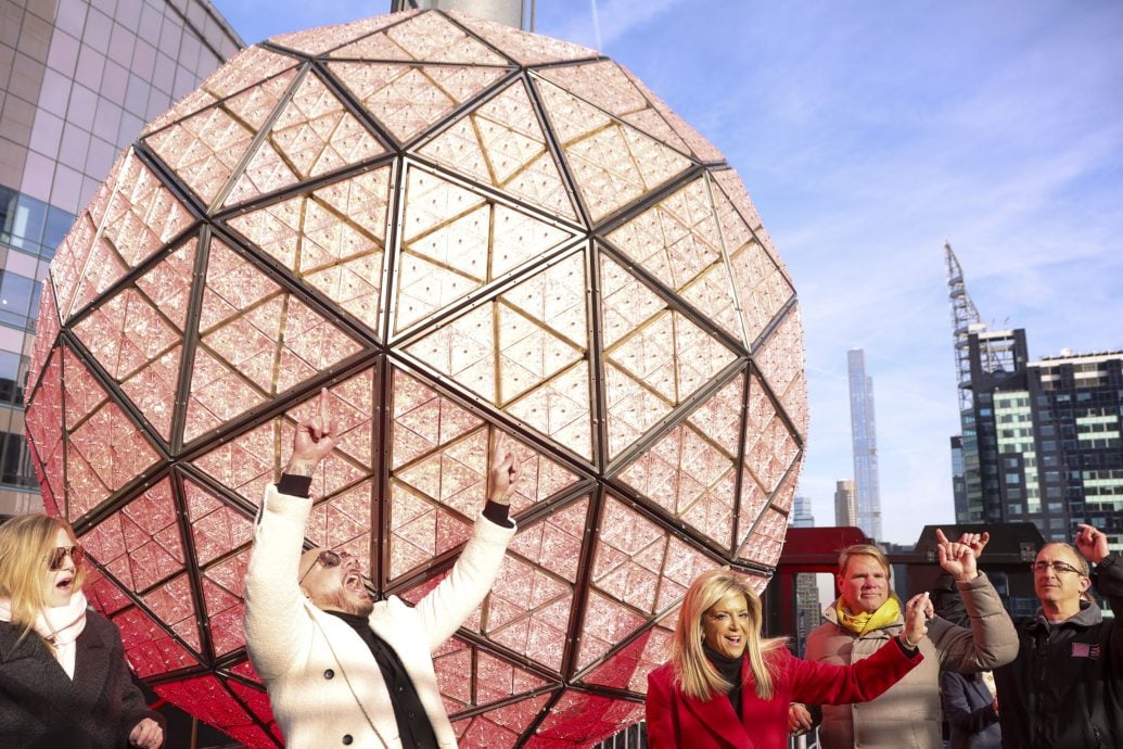 拚盘/纽约时报广场跨年水晶球揭幕 服役18载后将退役