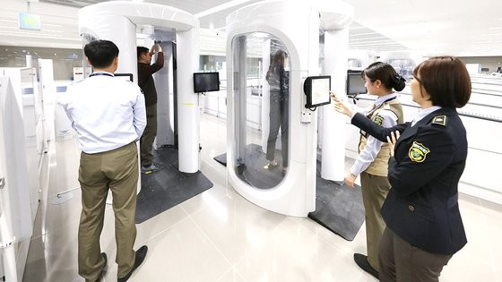 拚盘,未签)鞋跟高度逾3.5公分 仁川机场规定脱鞋安检