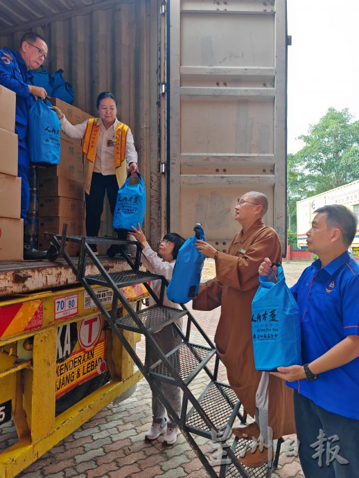 星洲基金会和佛光联手水灾献温情