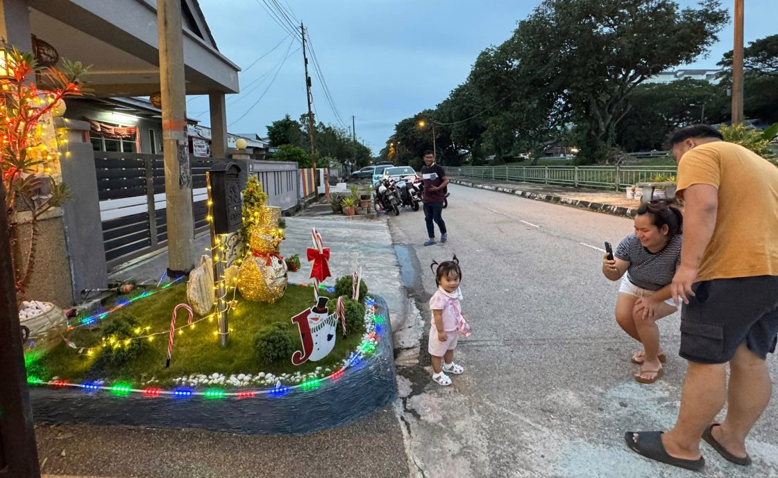 民宅美轮美奂的圣诞装饰,吸引各族民众涌至打卡。
