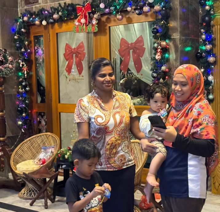 民宅美轮美奂的圣诞装饰,吸引各族民众涌至打卡。