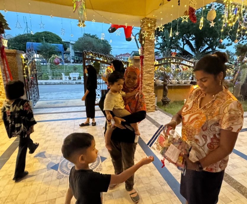 民宅美轮美奂的圣诞装饰,吸引各族民众涌至打卡。