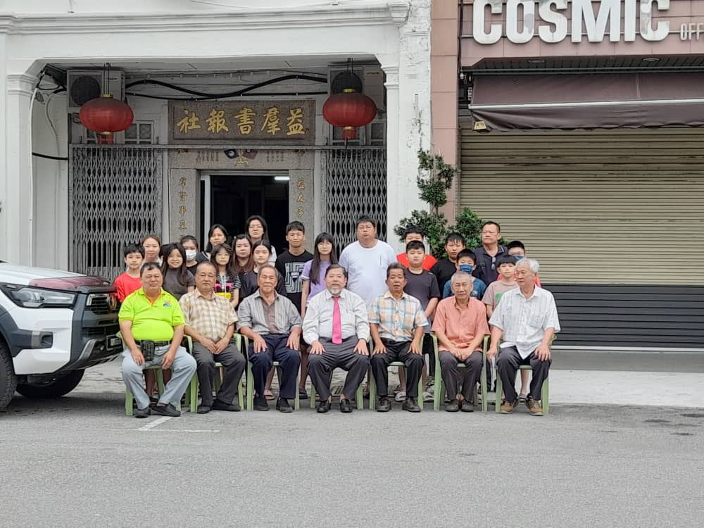 柔:34年耗64万购新课本 峇益群书报社让逾万学生受惠