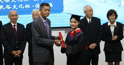 江沙崇华独中骊歌响起 63高初中生毕业