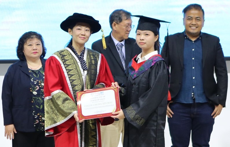 江沙崇华独中骊歌响起 63高初中生毕业