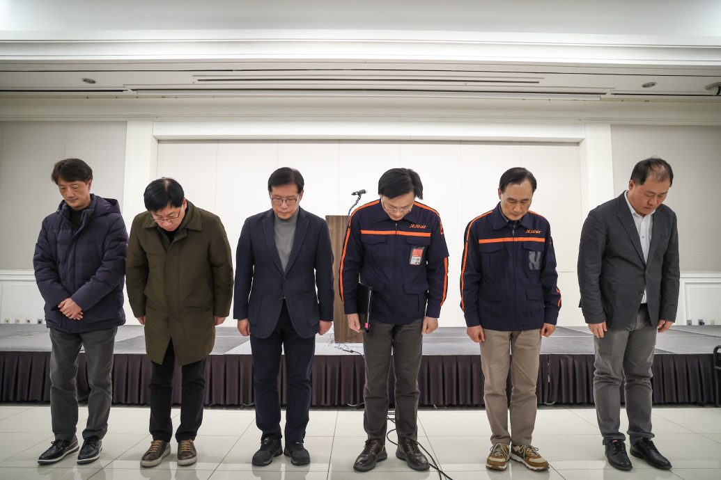 济州航空鞠躬道歉 CEO指客机失事前“没有任何征兆”