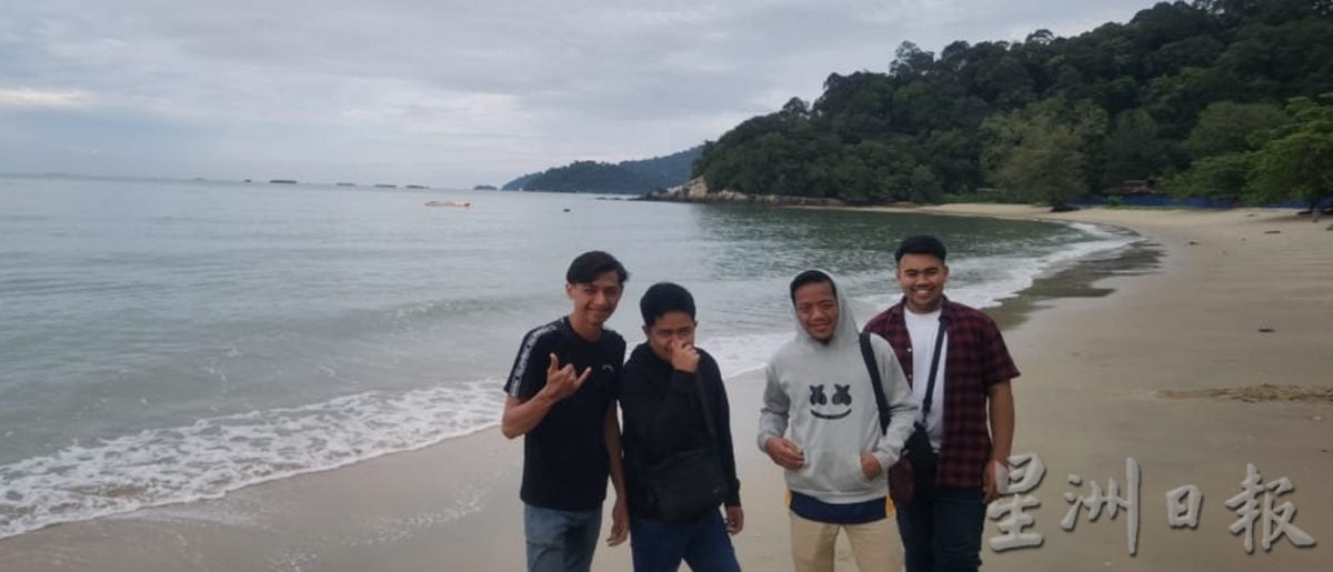 海上出现鳄鱼 直落峇迪海滩人潮大减