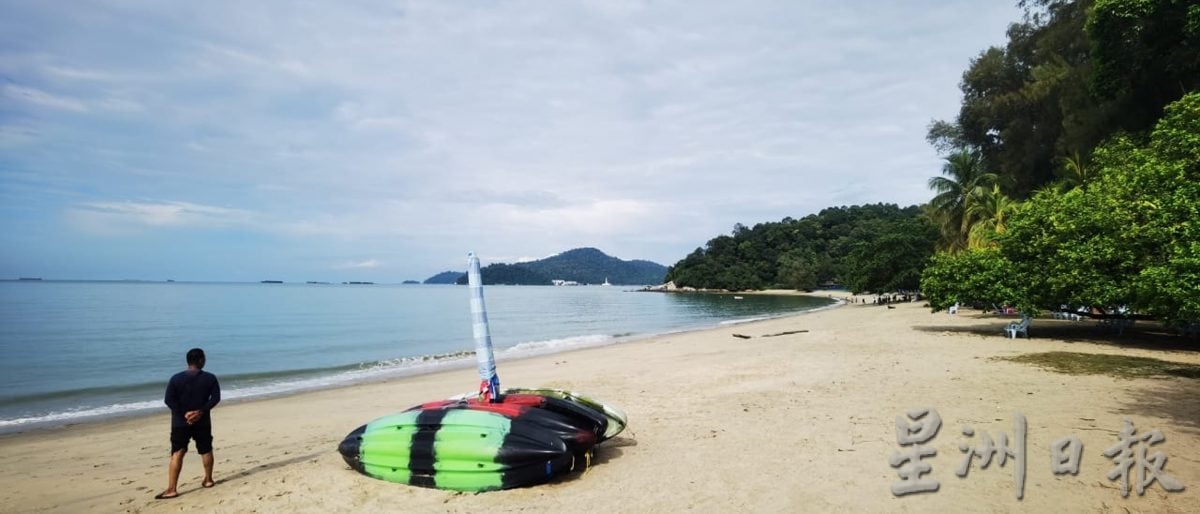 海上出现鳄鱼 直落峇迪海滩人潮大减