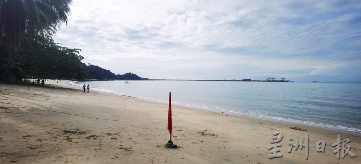海上出现鳄鱼 直落峇迪海滩人潮大减