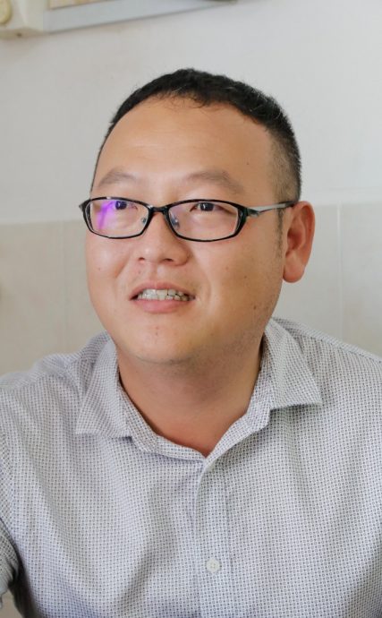 渔船回港遭大浪拍打上岸，渔民促挖深关丹河口防事故重演。