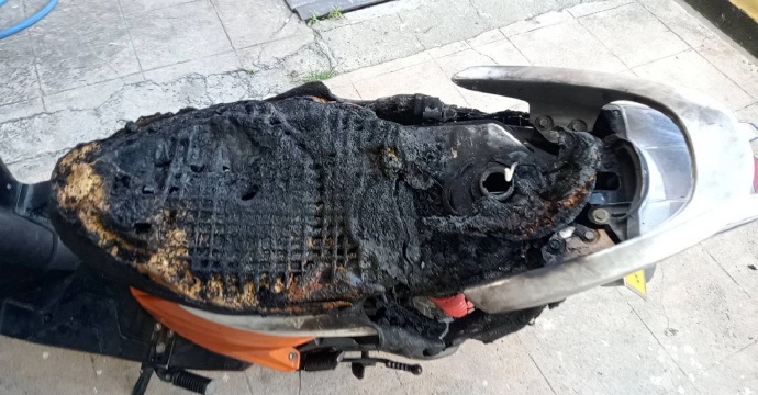 父亲节儿女没来探望 老爸烧摩托车泄愤