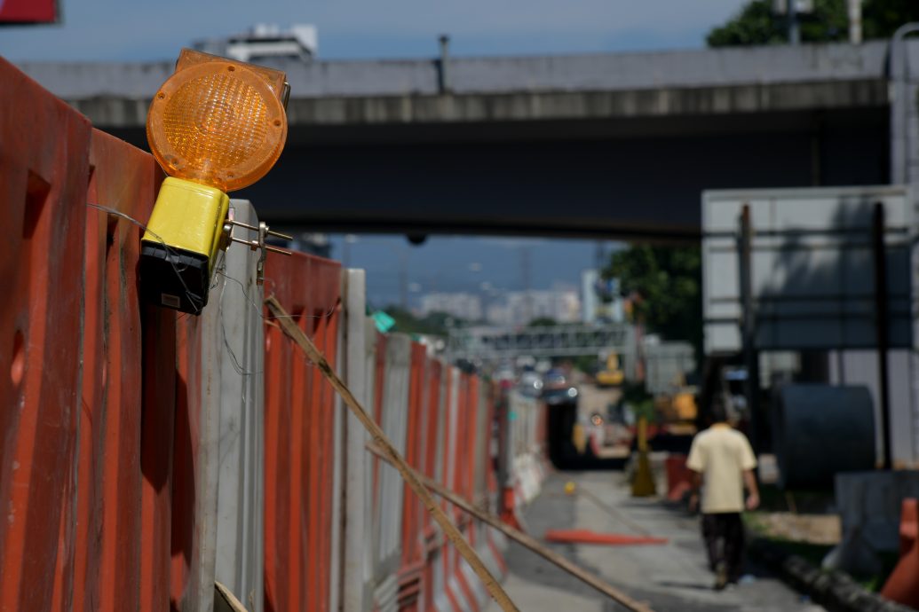 版头-大都会/余保凭与本报读者投诉古晋路道路危险问题/8图