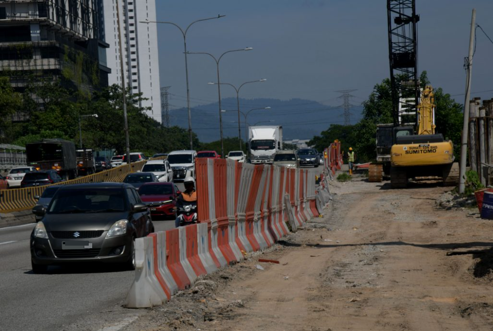 版头-大都会/余保凭与本报读者投诉古晋路道路危险问题/8图