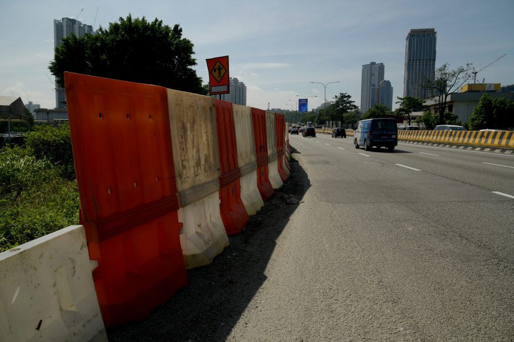 版头-大都会/余保凭与本报读者投诉古晋路道路危险问题/8图