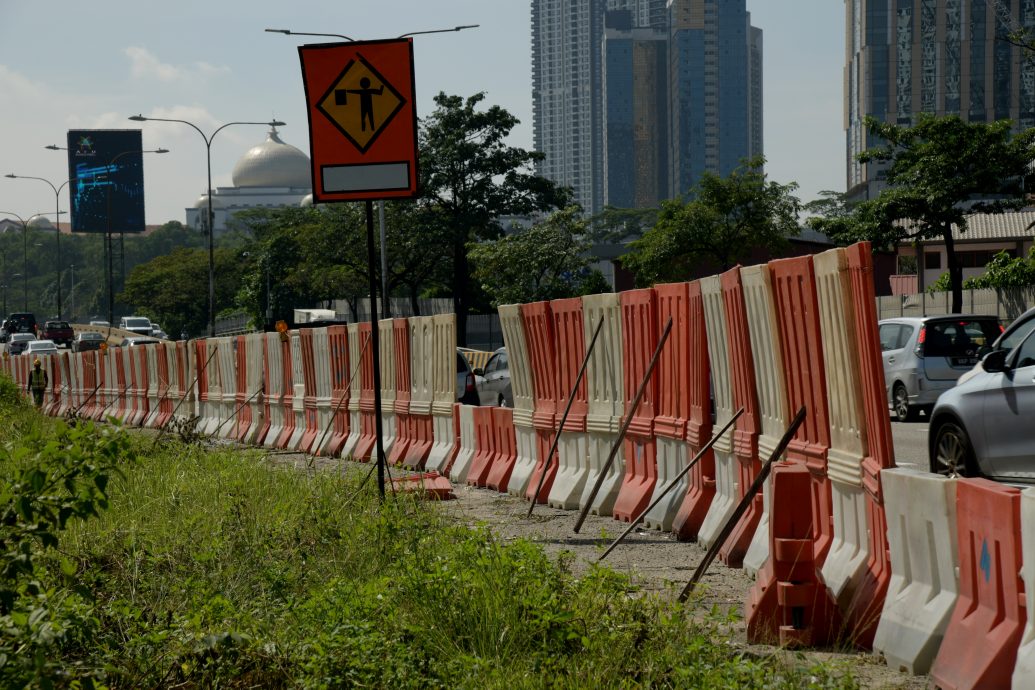 版头-大都会/余保凭与本报读者投诉古晋路道路危险问题/8图