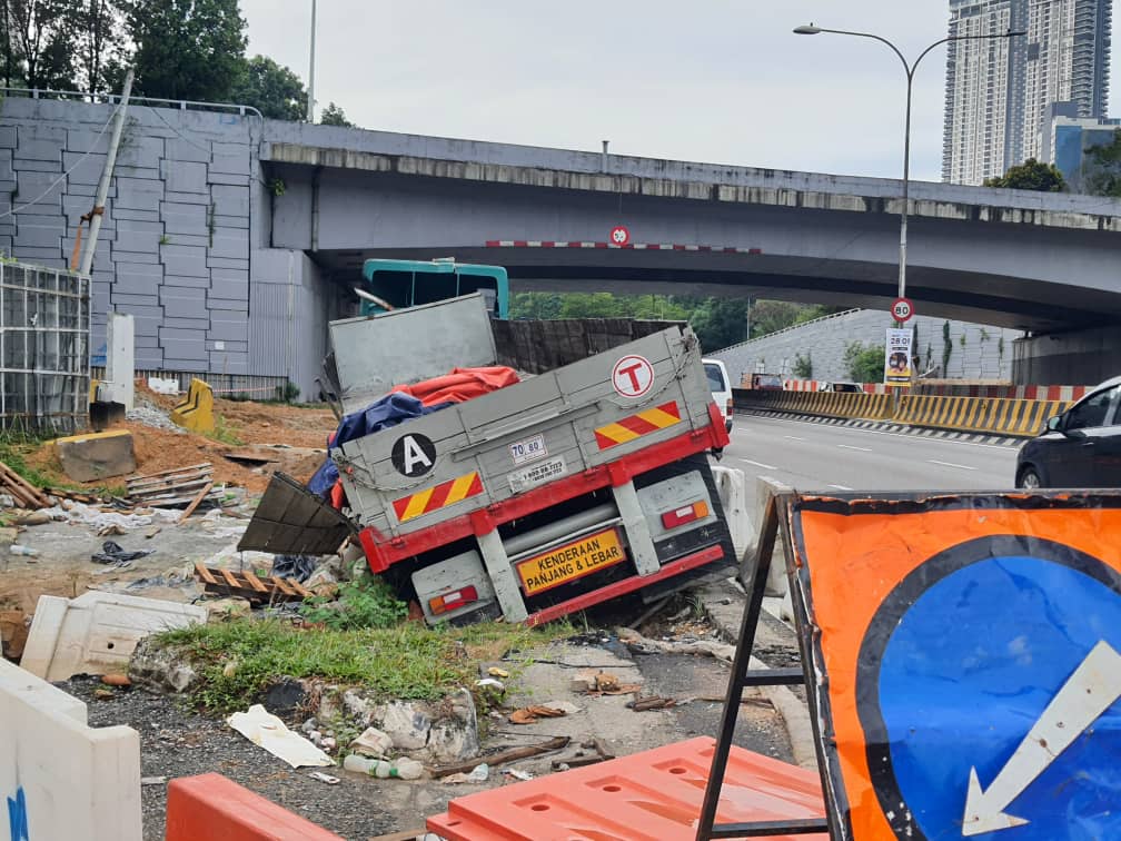 版头-大都会/余保凭与本报读者投诉古晋路道路危险问题/8图