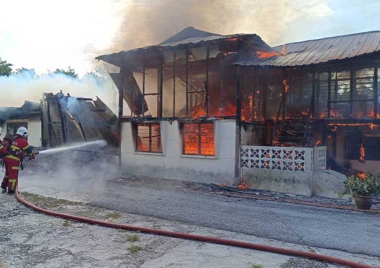 牙也区2火灾 烧毁2屋 无人伤亡