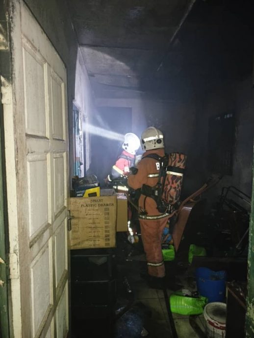 牙也区2火灾 烧毁2屋 无人伤亡