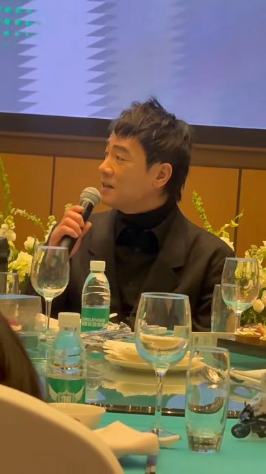 状态回勇发量超惊人 陈小春被质疑戴假发