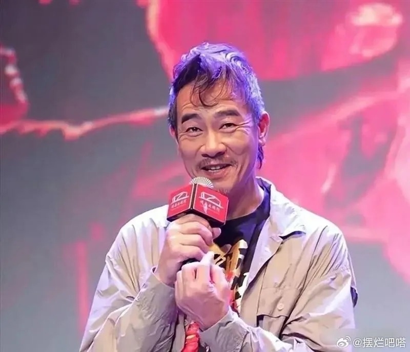 状态回勇发量超惊人 陈小春被质疑戴假发