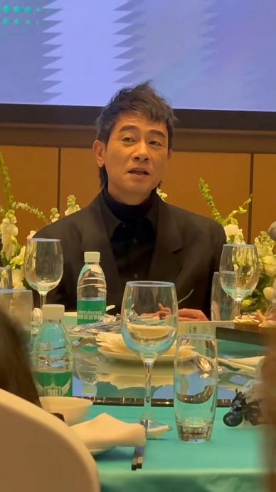 状态回勇发量超惊人 陈小春被质疑戴假发