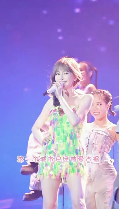 王心凌开唱裙子被批太短 网酸：40多岁了谁要看