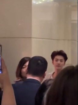 珠宝店选钻饰视频曝光 鹿晗和关晓彤好事近?