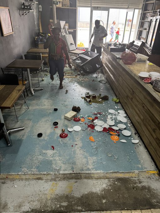 瓦努阿图发生7.4级强震  房子被震倒 美国大使馆受损