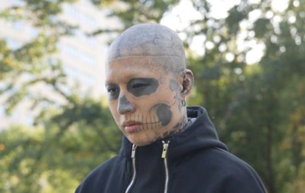 男子18岁满脸文身 找不到工作决定洗掉 痛到心脏不适