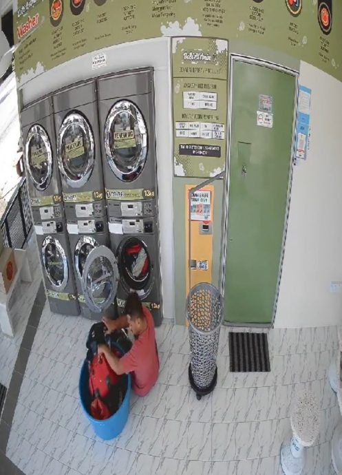 男子将行李箱塞洗衣机洗 自助洗衣店老板怒斥白目