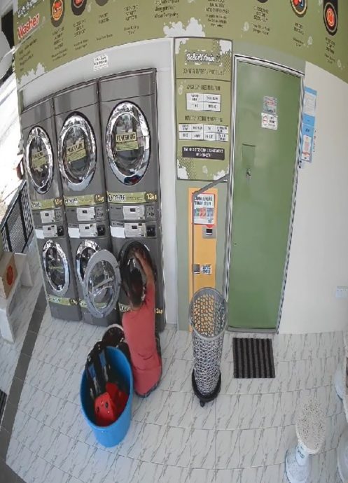男子将行李箱塞洗衣机洗 自助洗衣店老板怒斥白目