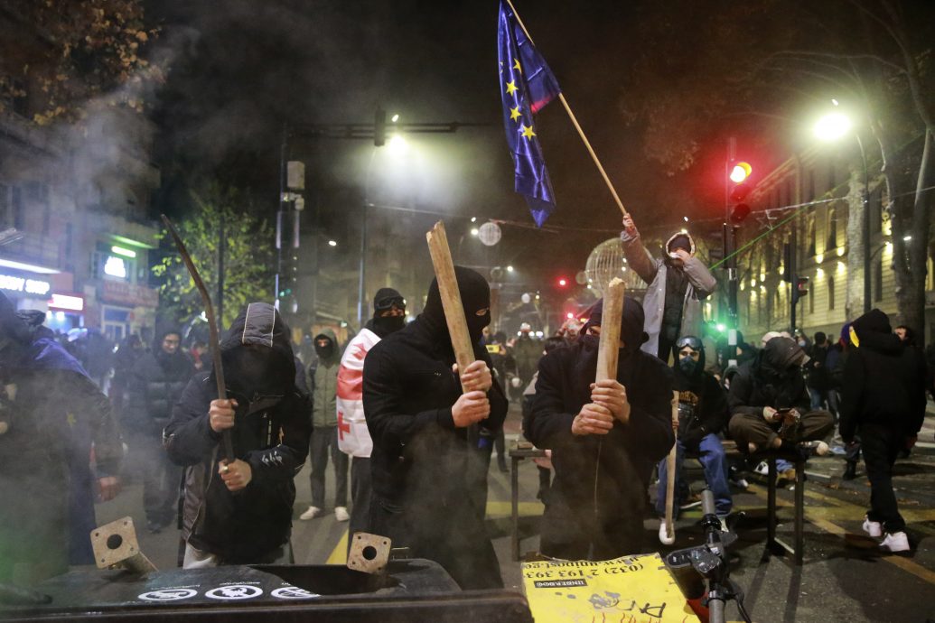 看世界 格鲁吉亚续有民众上街示威 总理表明拒与反对派对话