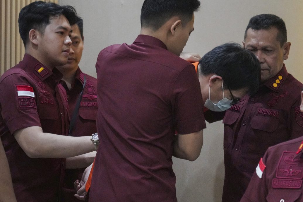 看世界/涉参与为网络赌博组织洗钱 印尼逮捕被北京通缉中国男子