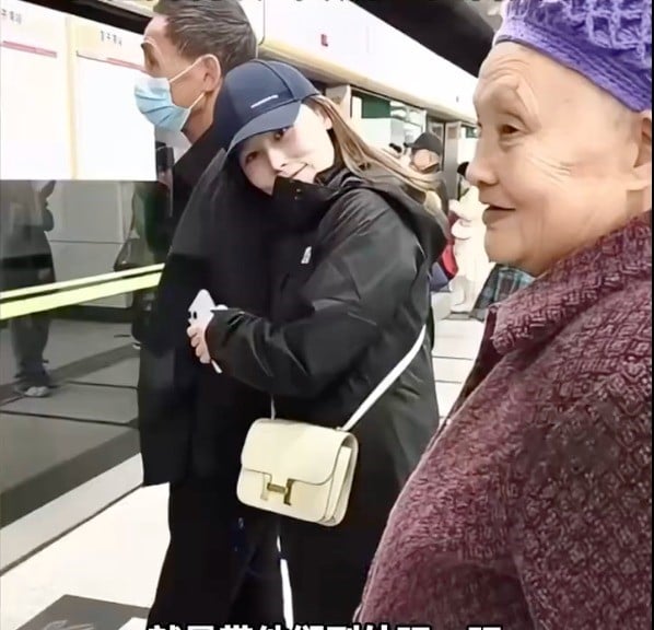 **看世界（只供网）**爷爷看中LV皮鞋，孙女与销售员合演“砍价”戏码