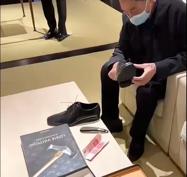 **看世界（只供网）**爷爷看中LV皮鞋，孙女与销售员合演“砍价”戏码