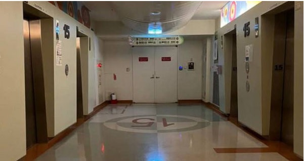 **看世界(只供网)**:4个月遇3次,名医搭到“诡异电梯”,33秒画面曝光