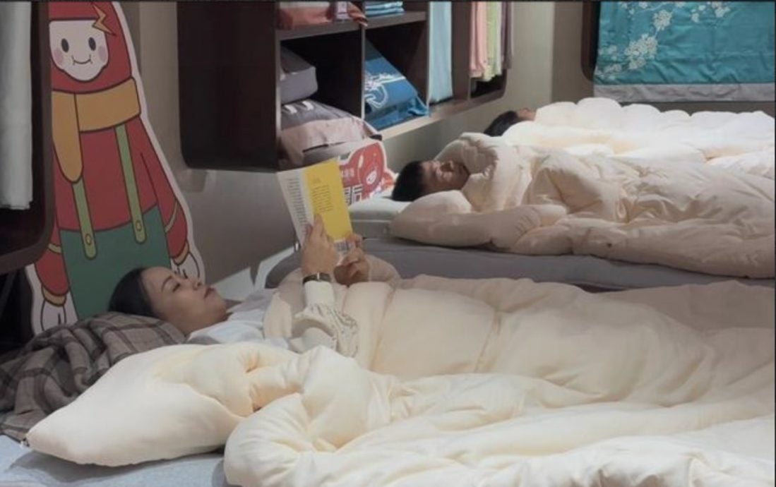 **看世界（只供网）**：8小时不碰手机、不深睡及不焦虑，“躺赢王”赢走6000令吉