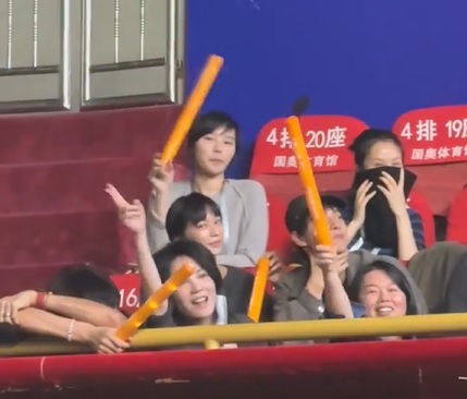 窦靖童翻唱《你快乐所以我快乐》 王菲台下全力应援