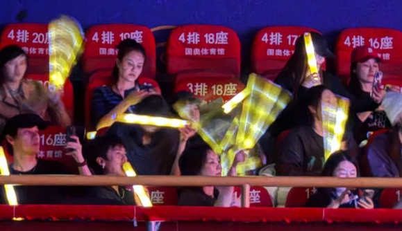 窦靖童翻唱《你快乐所以我快乐》 王菲台下全力应援