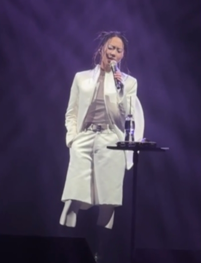 窦靖童翻唱《你快乐所以我快乐》 王菲台下全力应援