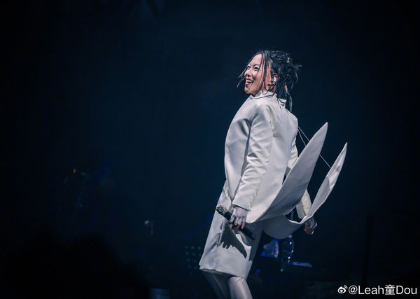 窦靖童翻唱《你快乐所以我快乐》 王菲台下全力应援