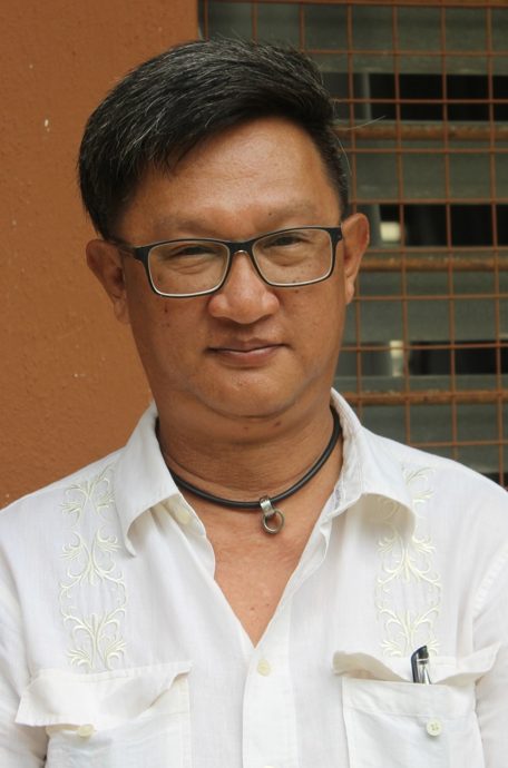 第二波大雨冲刷,林明河废弃旧桥再次堆积大量树枝恐引发水灾。