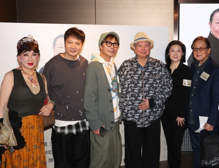 缅怀午马办《倩女幽魂》放映场 遗孀穿9年黑袍纪念亡夫