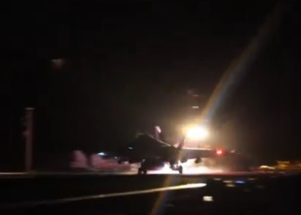 美军空袭也门首都 打击胡塞导弹库及指挥所