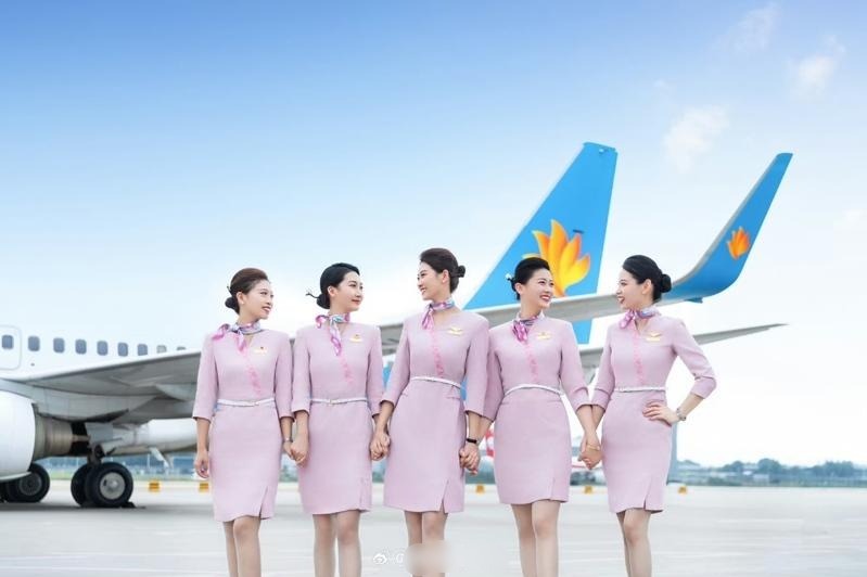  航空公司被曝欠薪 空服机师摆摊送外卖开网约车维生