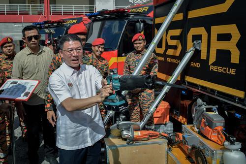 补图//倪可敏移交VFRV消防车给志愿消防队，确保他们拥有充足设备应对天灾与突发状况。（马新社图）