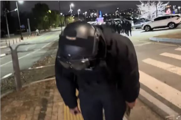 视频 | 是军人也是公民!韩国戒严士兵向抗议巿民鞠躬道歉 韩网全不舍