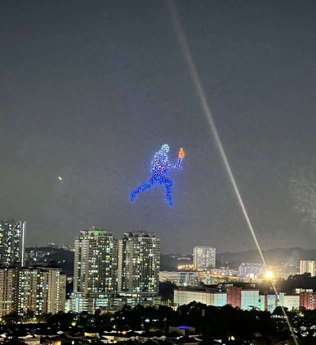 视频|AI无人机烟花秀吸睛 国旗与图腾点亮隆市夜空